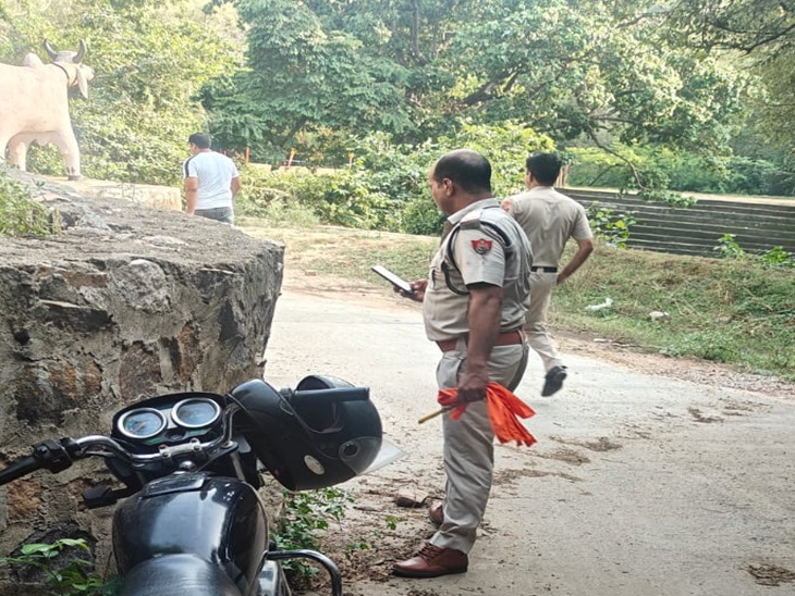 घटना स्थल से पुलिस को मिला लाल गमछा।