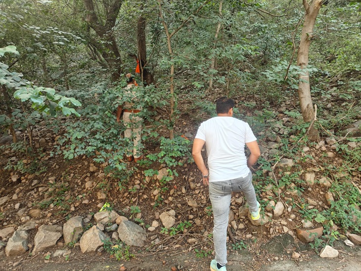 घटना स्थल की जांच करती पुलिस।