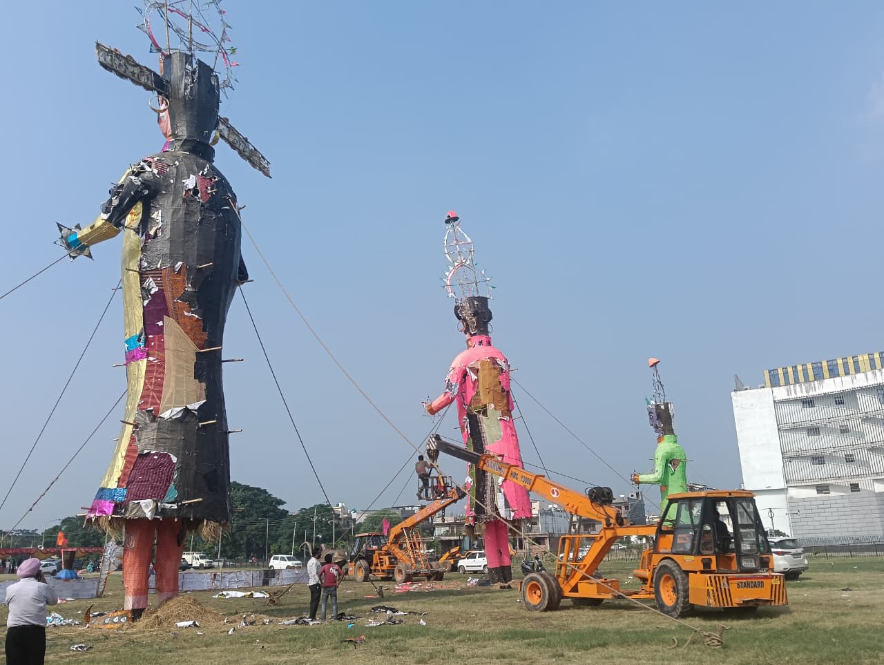 Employees engaged in preparing Ravana combustion in Jalandhar.