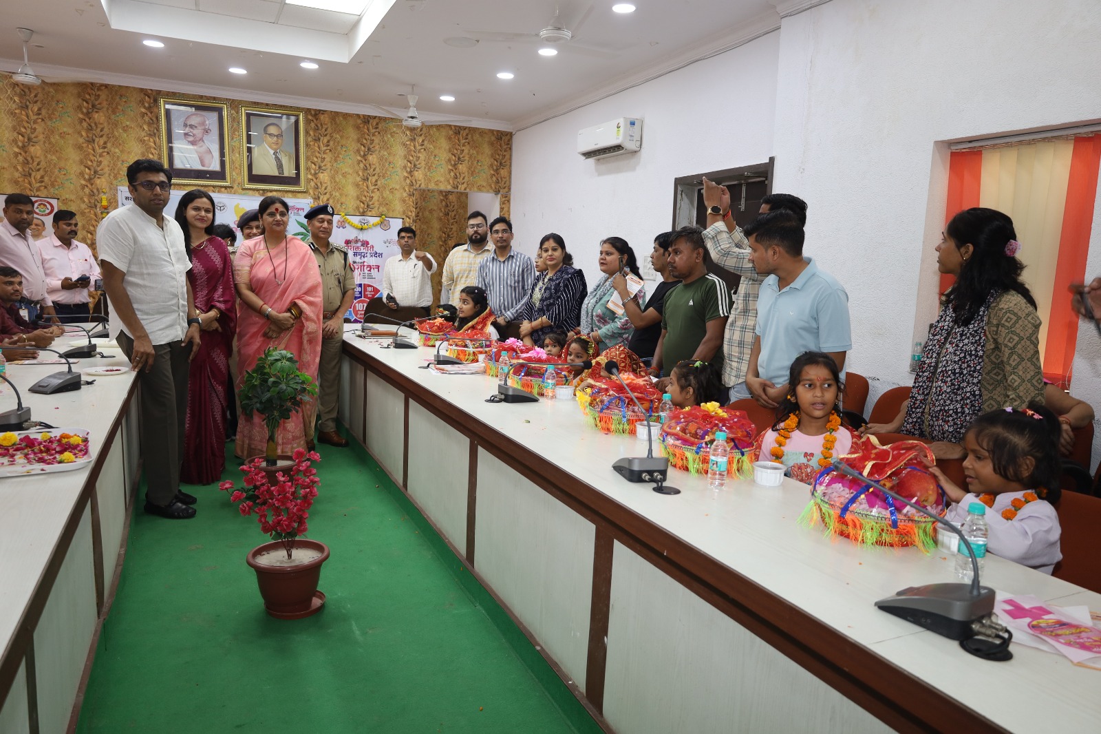 जिलाधिकारी कार्यालय पर भी कन्या पूजन किया गया