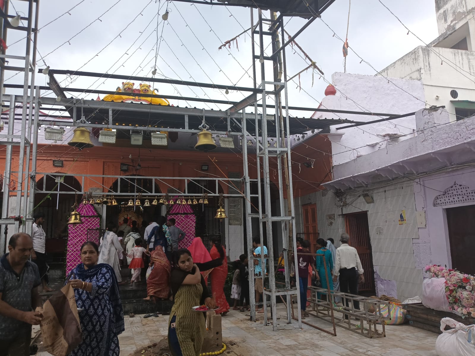 कालीबाड़ी मंदिर में होने वाले जागरण के लिए चल रहीं तैयारियां