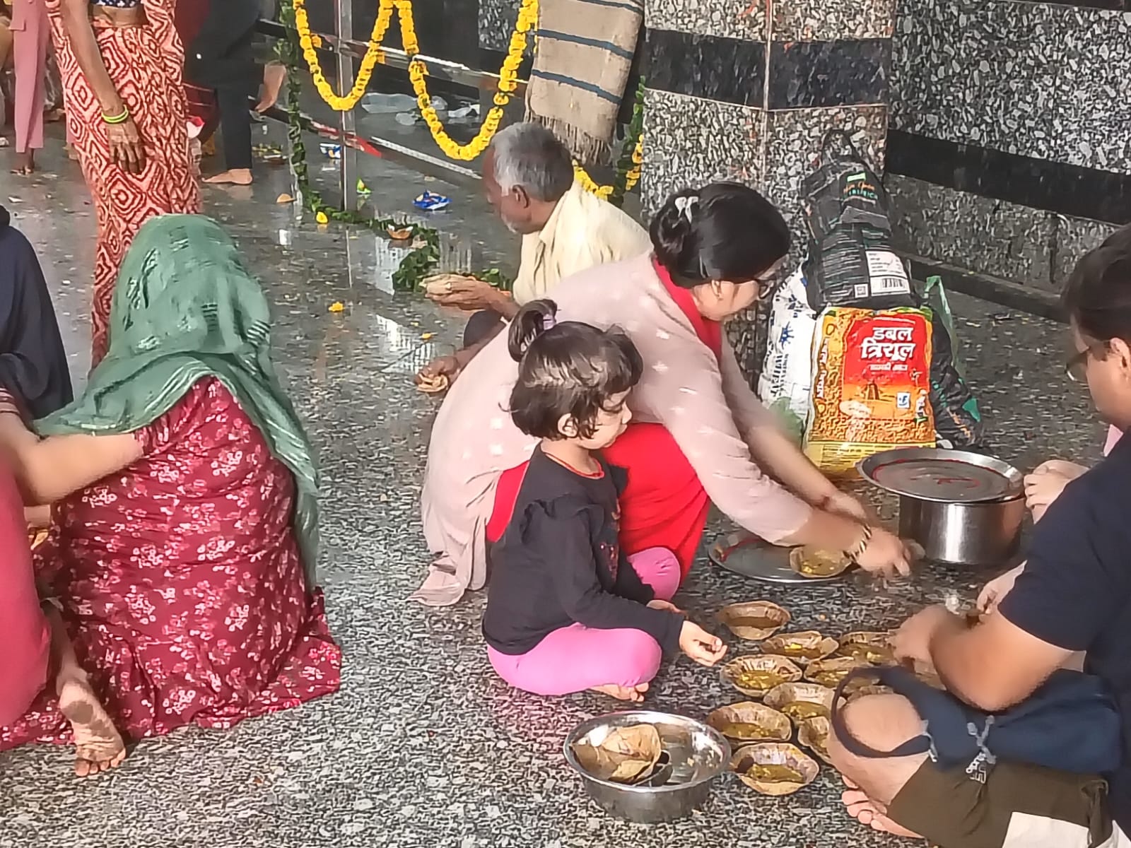 मंदिर में लोगों ने बांटा प्रसाद