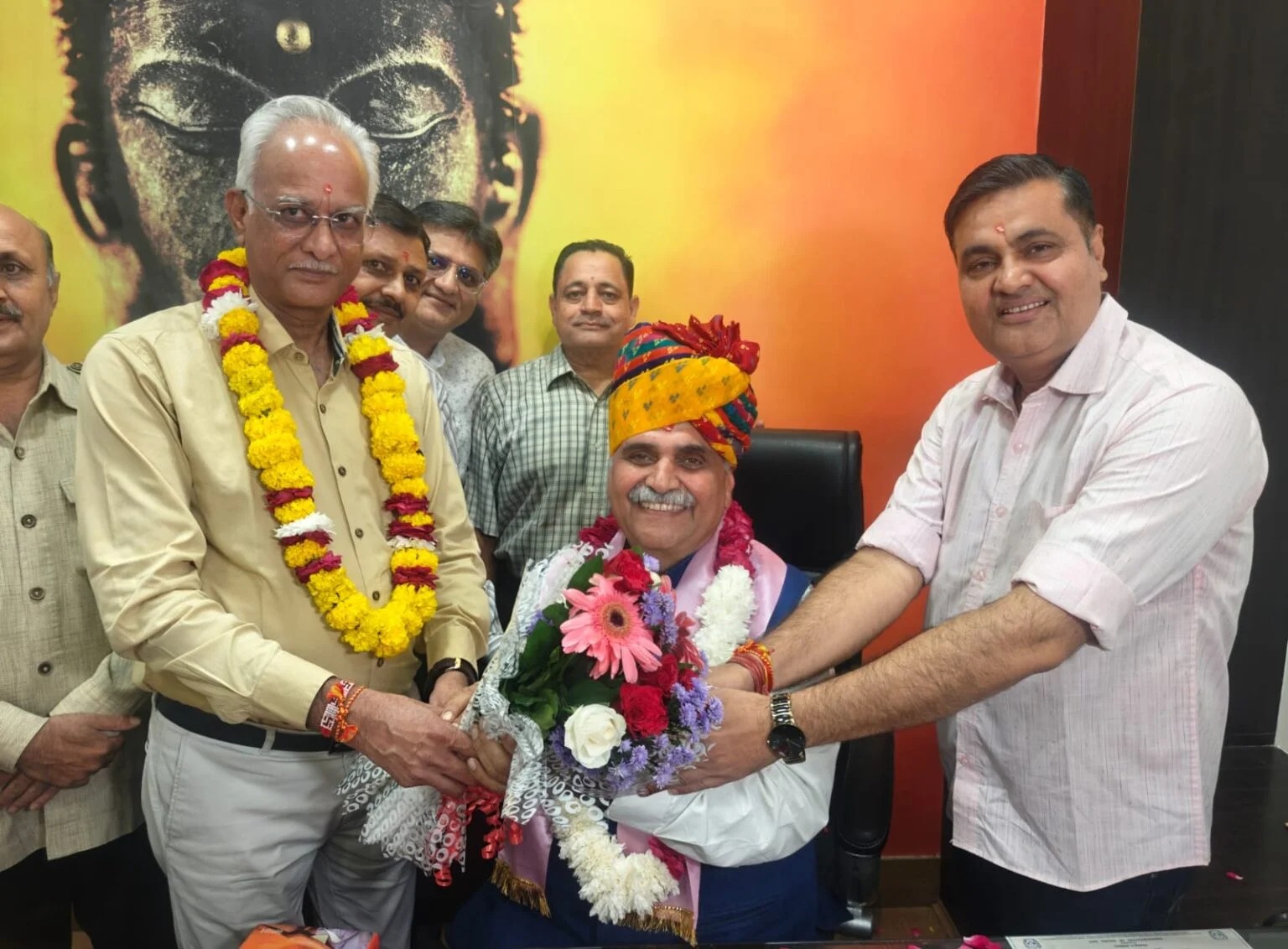 पदभार ग्रहण करने के बाद महाधिवक्ता राजेन्द्र प्रसाद और बीसीआर चैयरमेन भुवनेश शर्मा ने भी एएसजी ऑफिस पहुंचकर उन्हें बधाई दी।