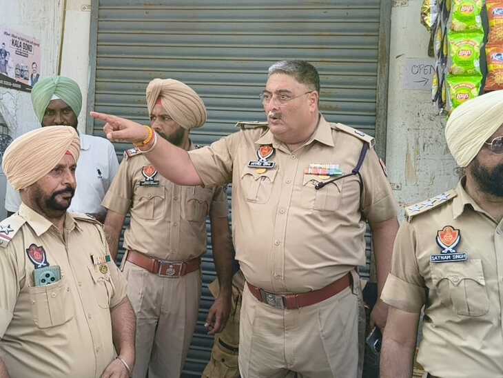 लोगों का धरना हटवाने के लिए मौके पर पहुंचे फिरोजपुर पुलिस के अधिकारी।
