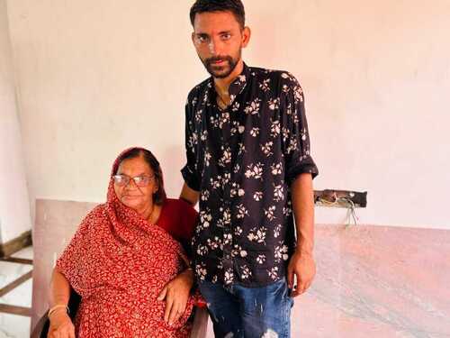 छोटे बेटे जयेश पंड्या के साथ कलावती पंड्या। फाइल फोटो।