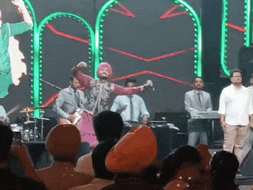तेरे ना दी बोलियां पांदा गबरू....गाने पर सिंगर रंजीत बावा डांस करते दिखे।