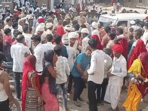 ग्रामीणों ने मुकदमा दर्ज करने की मांग को लेकर करीब 1 घंटे तक पुलिस की गाड़ी को घेरकर रखा।