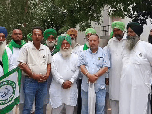 चाइना रोग से खराब हो रही धान की फसल की गिरदावरी की मांग को लेकर डीसी दफ्तर जालंधर पहुंचे किसान। - Dainik Bhaskar