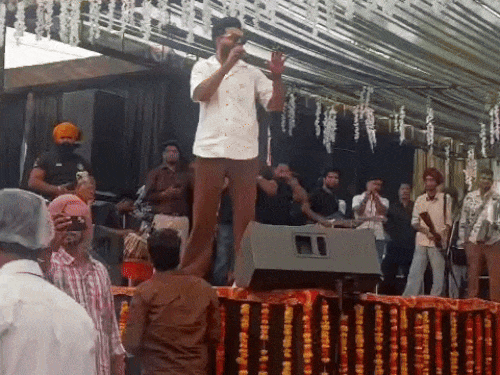 पठानकोट के एक प्राइवेट कॉलेज में प्रोग्राम करने पहुंचे सिंगर बागी।