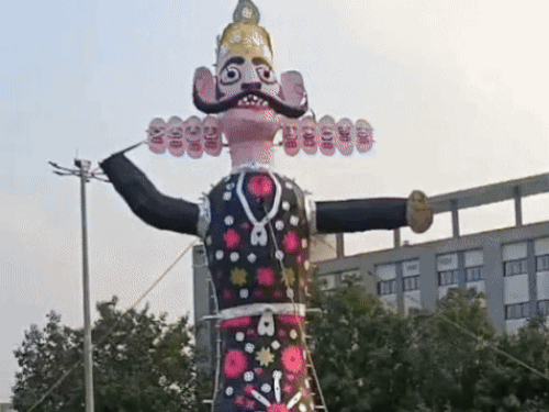 भिवानी में लगाए गए रावण के पुतले। - Dainik Bhaskar