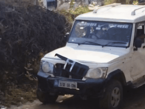 गाड़ी चला रहे युवक ने सांड को पीछे से टक्कर मारी तो सांड नीचे गिर गया।