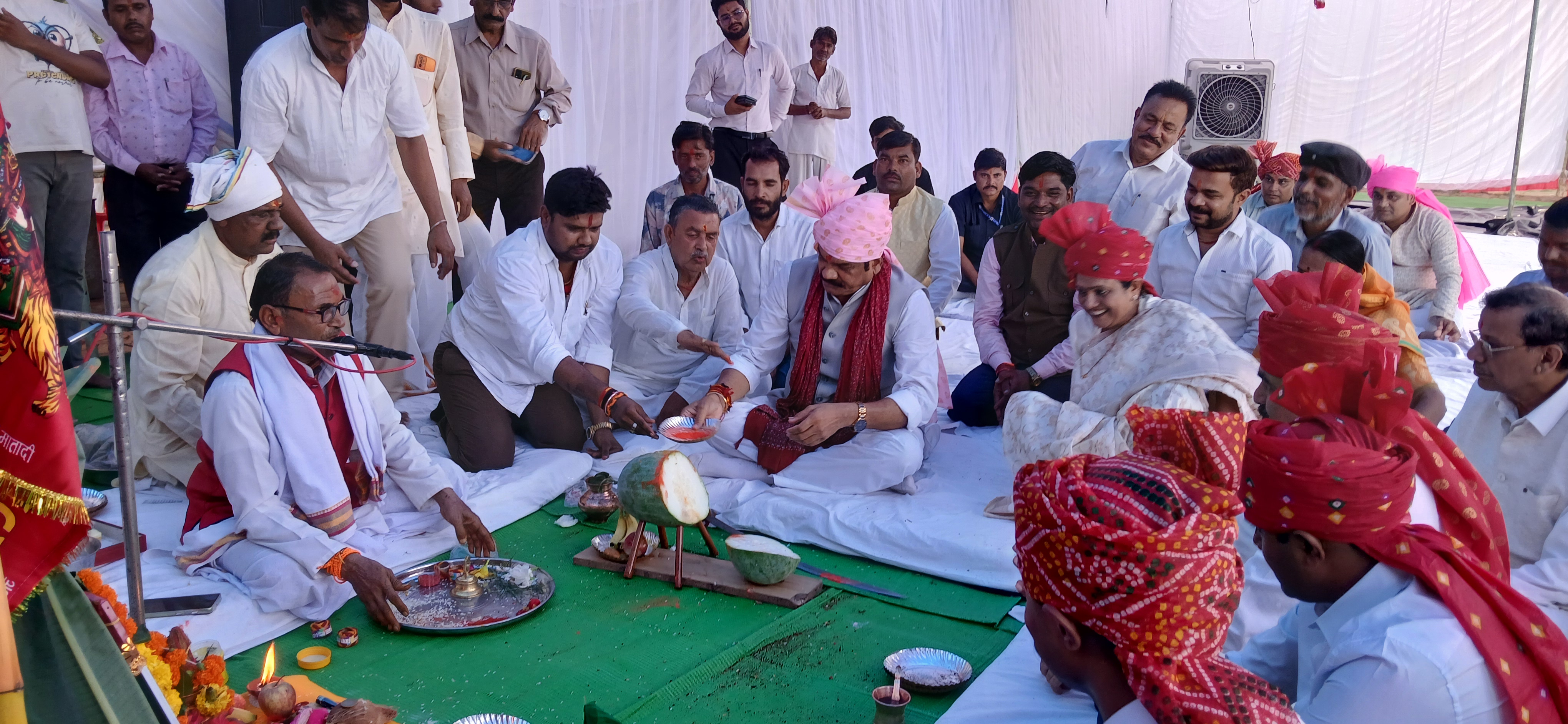 प्रतीक स्वरूप कद्दू की बलि दी गई।