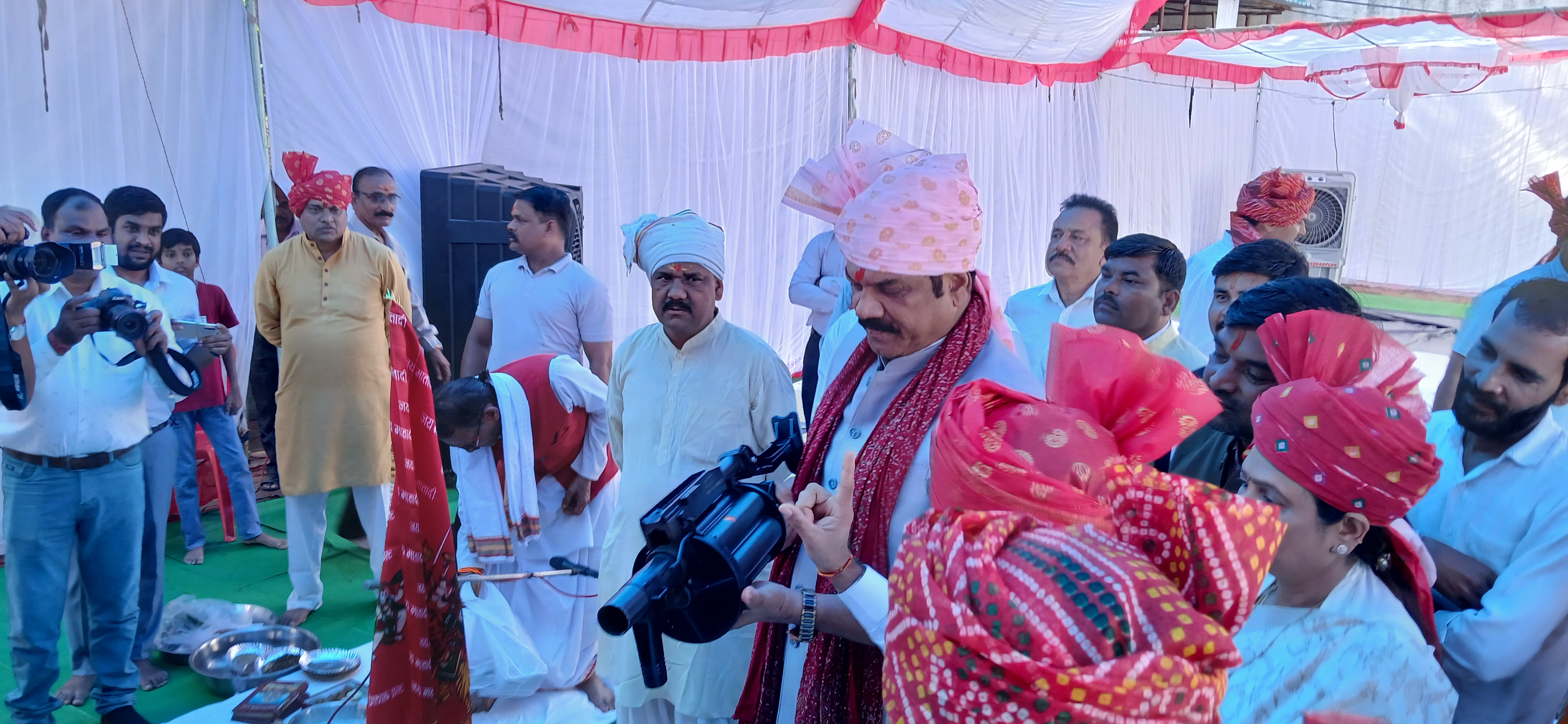 मंत्री ने जाना पुलिस के हथियारों का उपयोग।