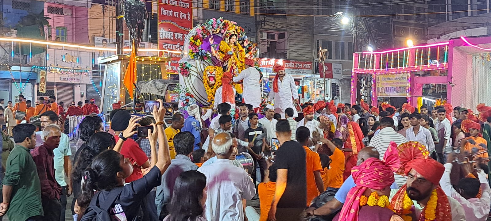 ढोल-नगाड़ों पर झूमते हुए निकले भक्त।