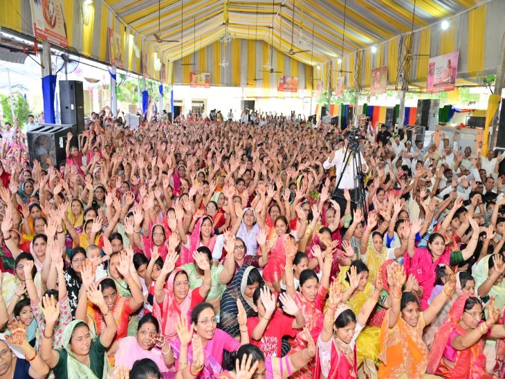 आज बड़ी संख्या में महिलाएं जैन नसिया में दीक्षा कार्यक्रम में शामिल हुई।