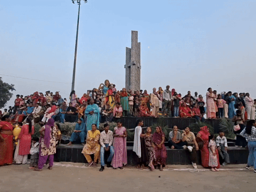 सुखाड़िया सर्किल पर उमड़ी लोगों की भीड़।