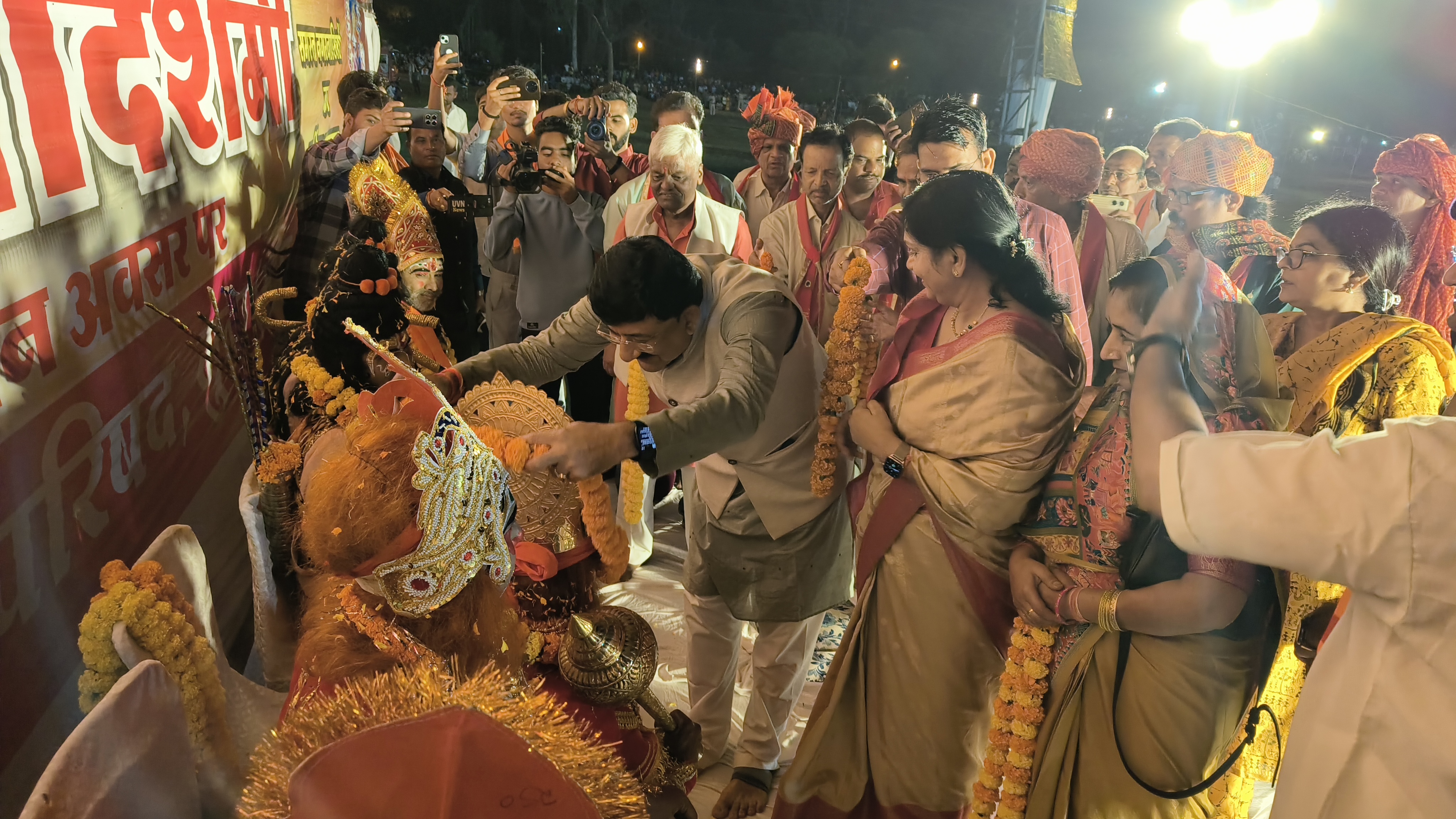 जनप्रतिनिधियों और कलेक्टर, SP ने भगवान की पूजा और आरती की।