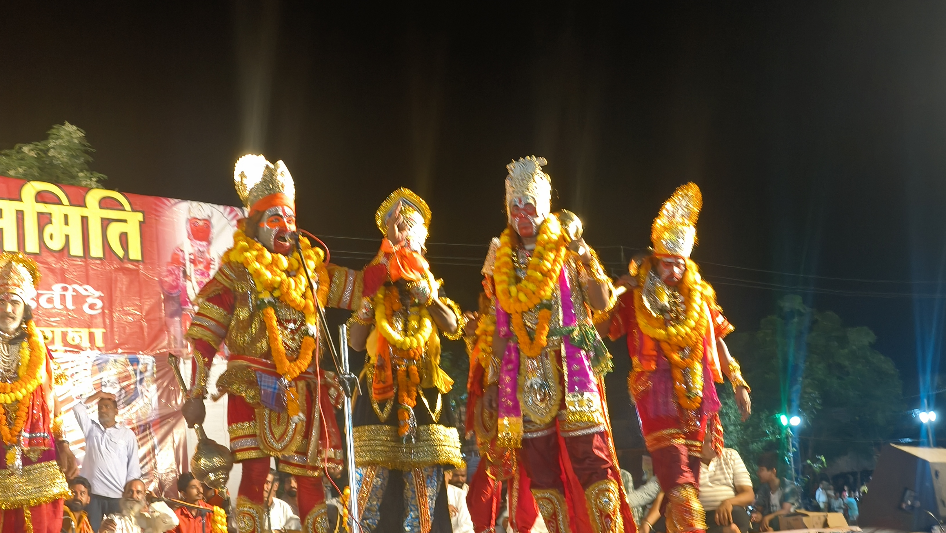 रावण दहन से पहले रामलीला हुई।