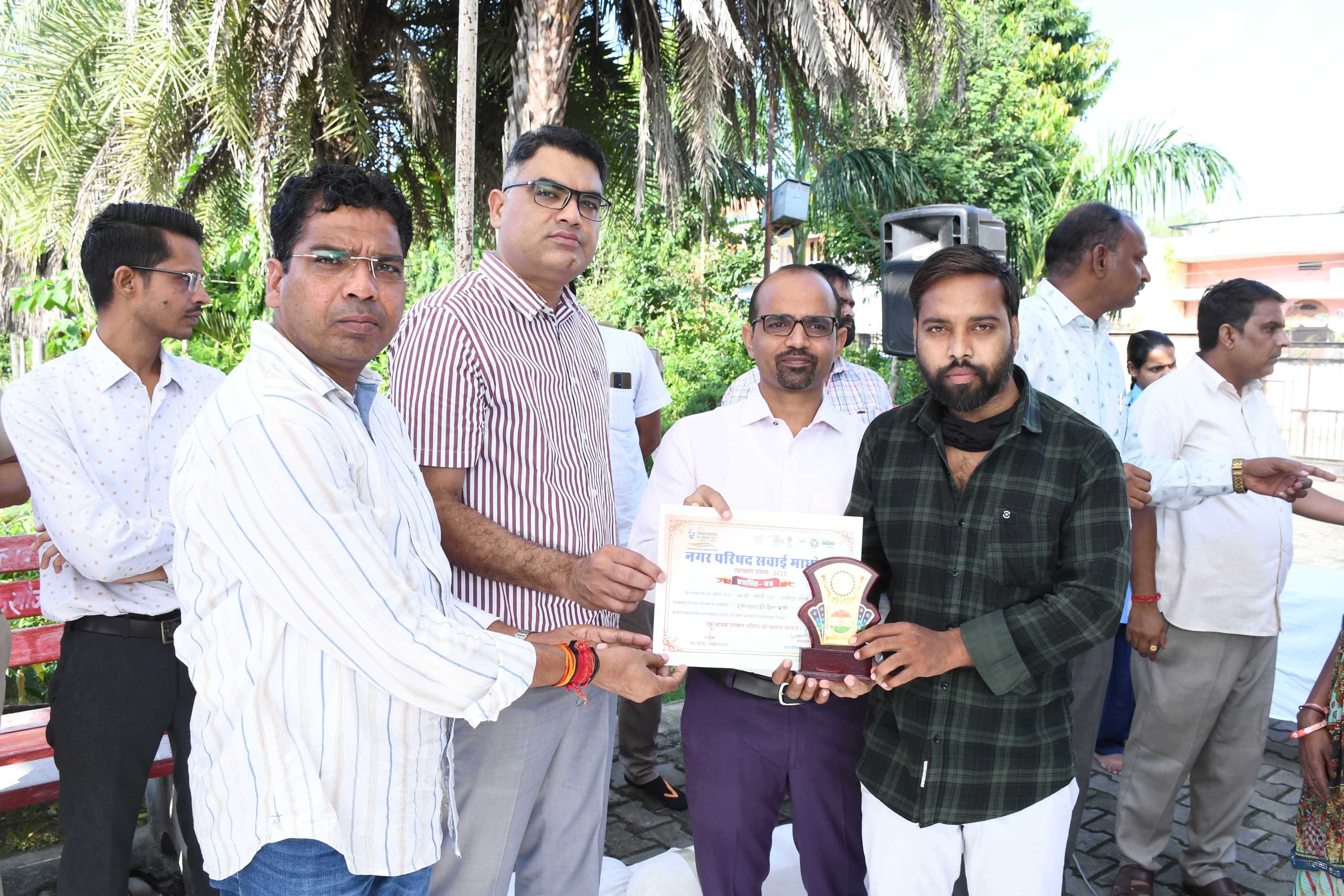 कार्यक्रम में सफाई कर्मचारियों का स्वागत करते कलेक्टर, एसपी और नगर परिषद सभापति।