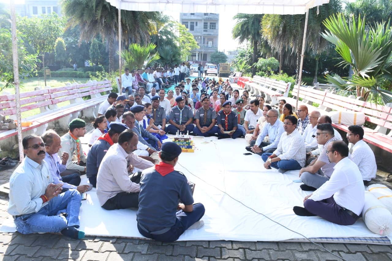 सर्वधर्म प्रार्थना सभा के दौरान मौजूद लोग और अधिकारी।