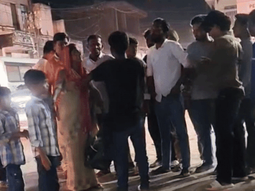 खंडार बस स्टैंड के पास पेट्रोल पंप इस दौरान करीब दस से पन्द्रह मिनट तक ड्रामा देखने को मिला।