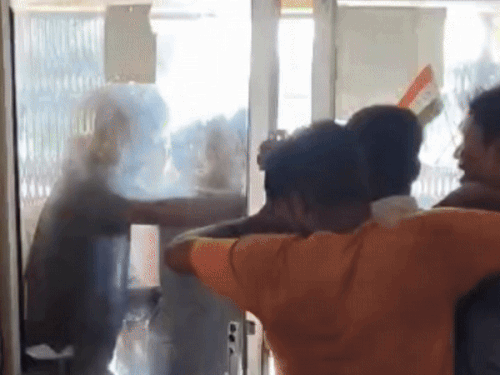 ठेला हटाने को लेकर नगर पालिका कर्मचारियों और फल विक्रेता विवाद हुआ था।