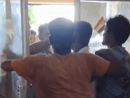 फुटेज में गेट तोड़ता फल विक्रेता।