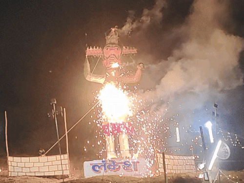 शहर रामलीला मैदान में 51 फीट लंबे रावण का दहन किया गया।