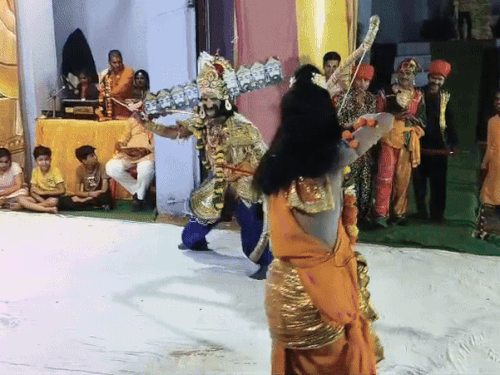शहर रामलीला मैदान में राम रावण युद्ध की लीला का मंचन किया गया।