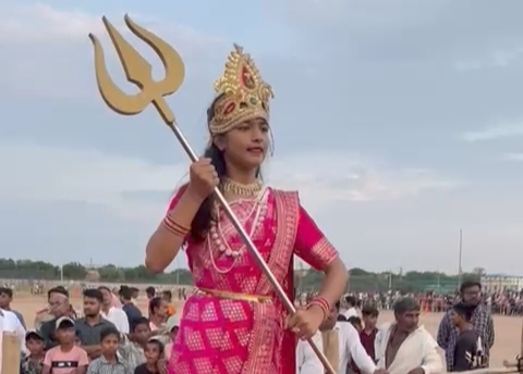 दशहरा महोत्सव में सजाई भारत माता की झांकी।