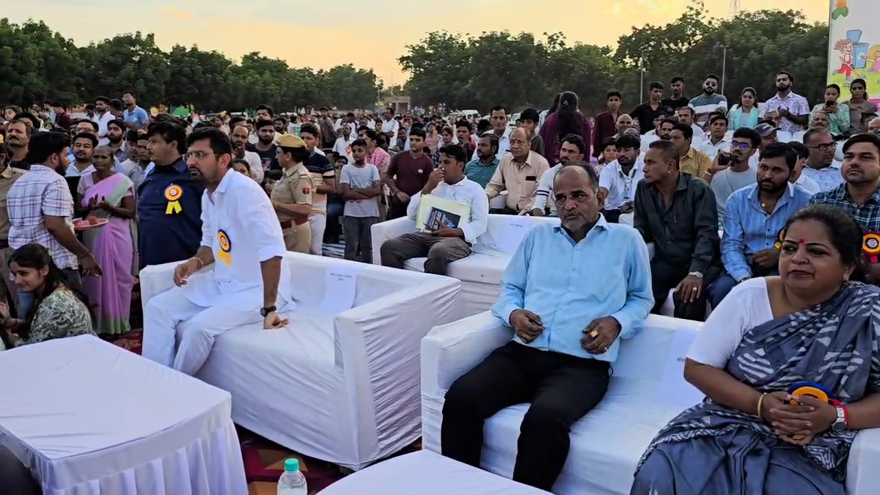 दशहरा महोत्सव में मौजूद सभापति नीतू बोथरा और एसडीएम गोविंद सिंह भींचर समेत शहरवासी।