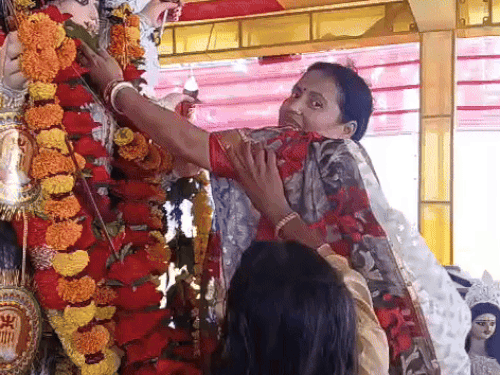 देवों बोरोन की निभाई परंपरा।