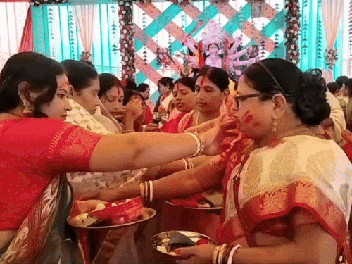 एक दूसरे को सिंदूर लगाकर दी शुभकामनाएं।