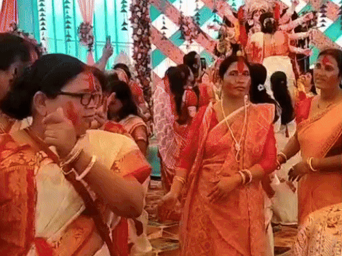 ढोल की ताल पर महिलाओं ने किया जमकर डांस