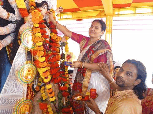 बंगाली समाज की सुहागिन महिलाओं ने मां को दी विदाई।