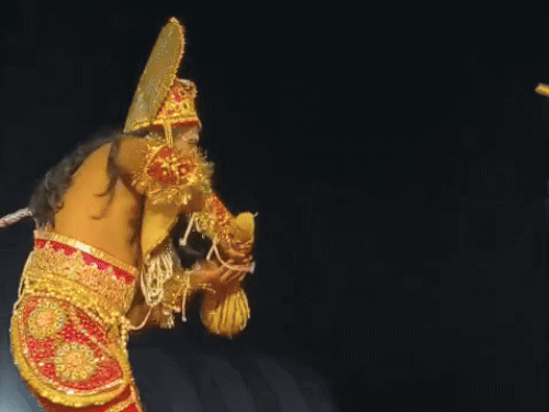 हनुमान जी के साथ युद्ध का दृश्य।