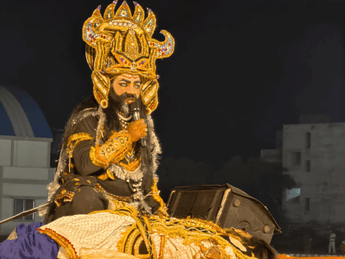 मेघनाद की मौत के बाद रावण अपने पुत्र के लिए शोक व्यक्त करते हुए।