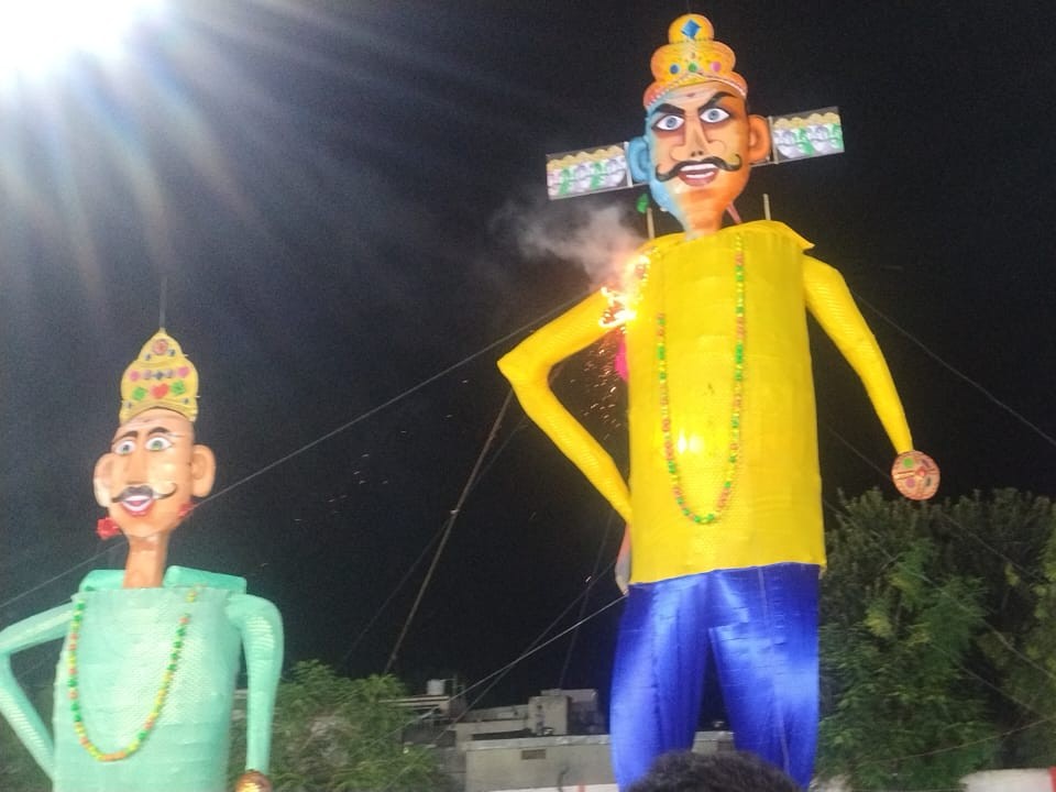 कुंभकरण और मेघनाद के पुतलों को भी जलाया गया है।