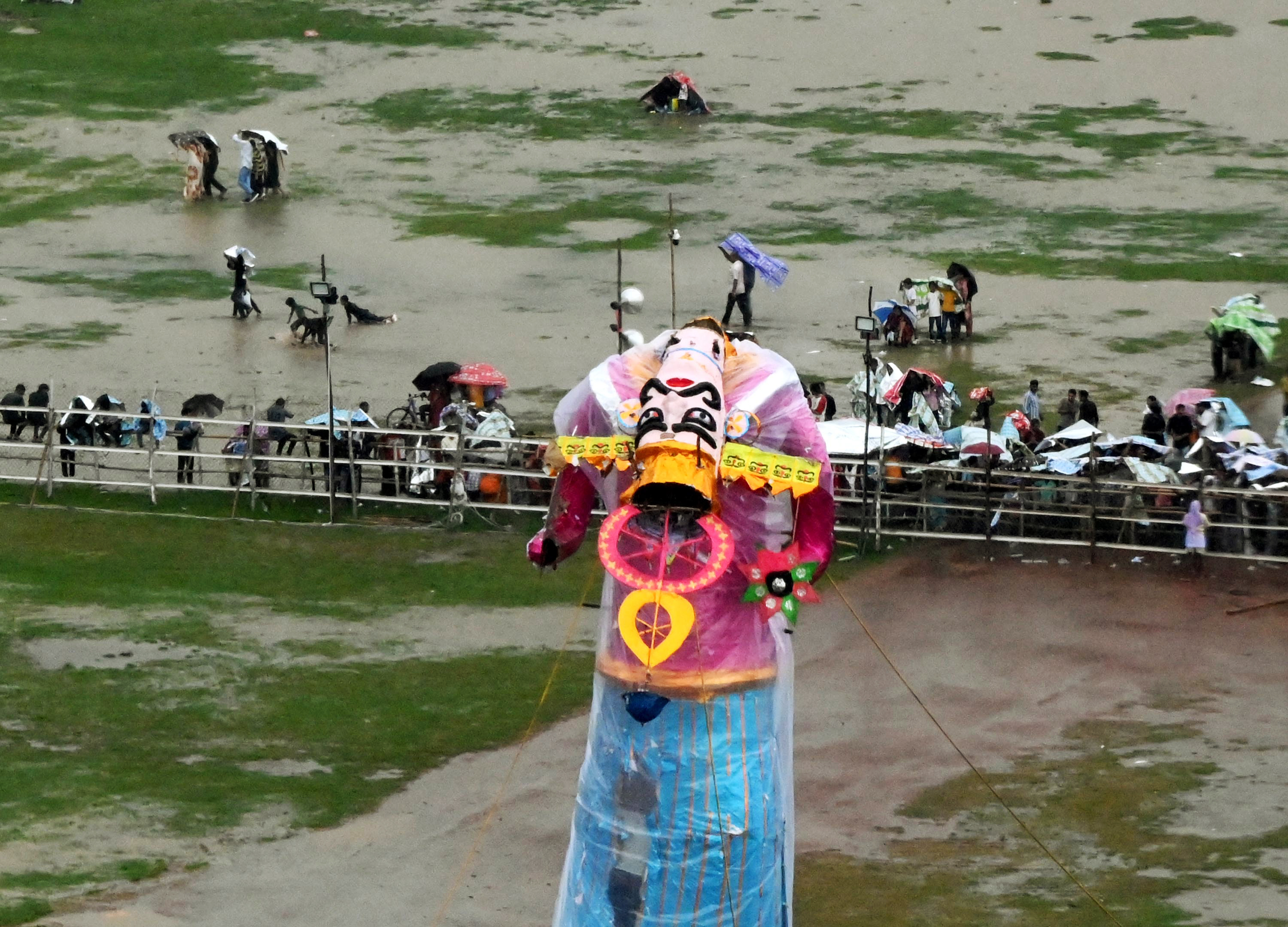 बिहार के पटना में बारिश से भीगने के कारण रावण का पुतला गर्दन से झुक गया।