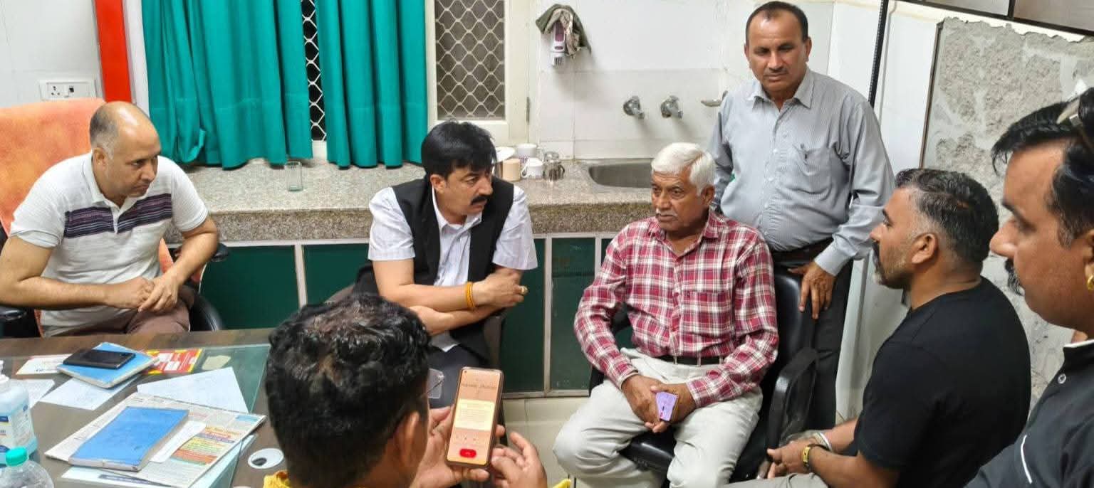 अस्पताल में मौजूद विधायक विवेक शर्मा व अन्य।