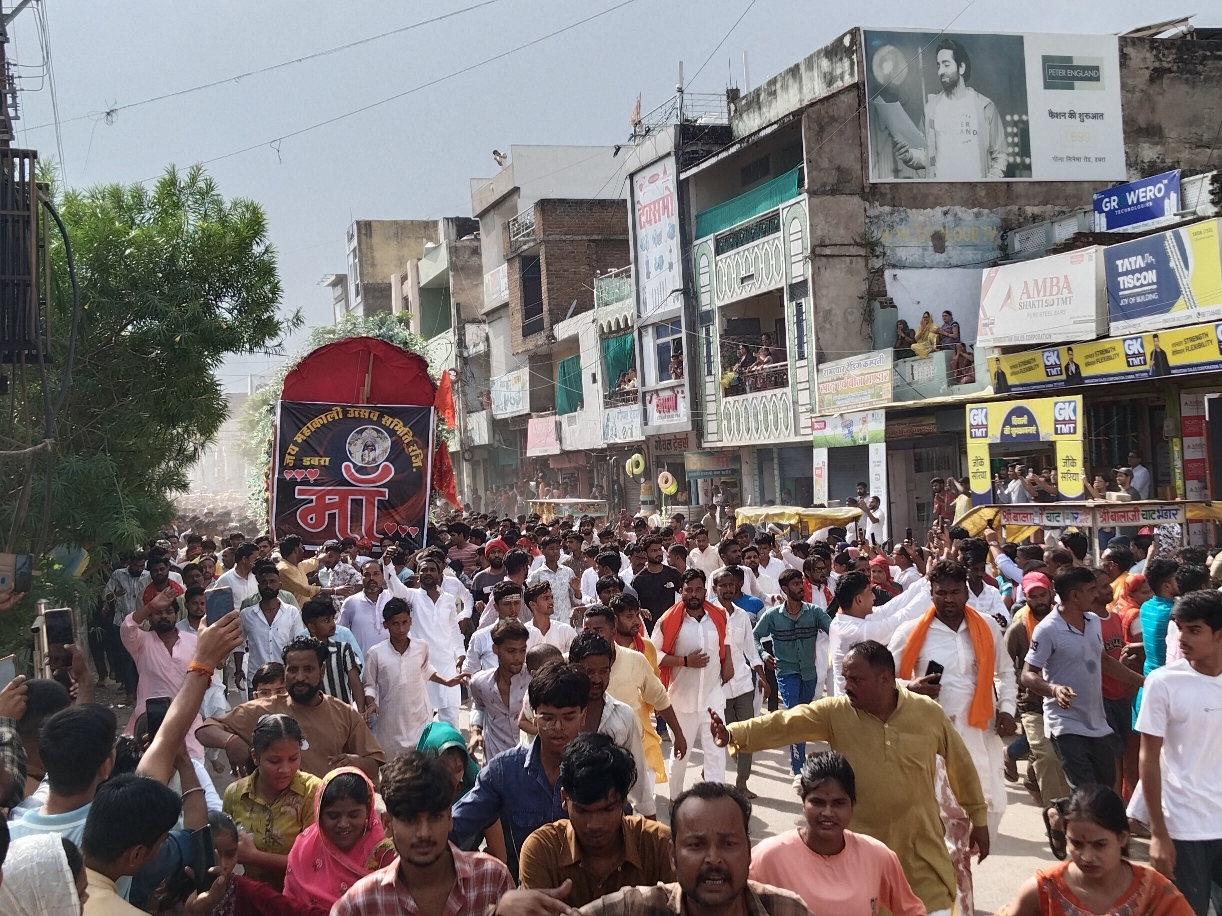 चल समारोह में भक्त में झूमते गाते चल रहे थे।