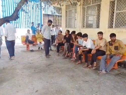 पोस्टमॉर्टम के दौरान मॉर्च्युरी के बाहर बैठे परिजन।