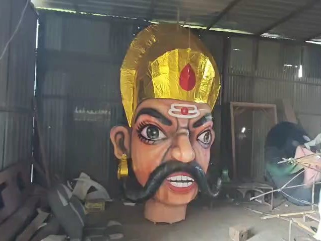 बांस और कागज से बने विशाल पुतले मुख्य आकर्षण बनते हैं।