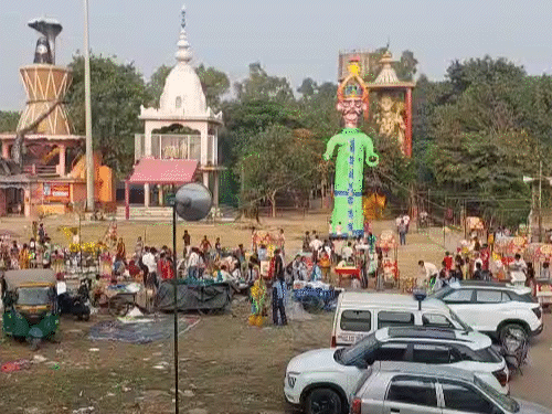 लुधियाना के दरेसी में 101 फुट का रावण बनाया गया है।