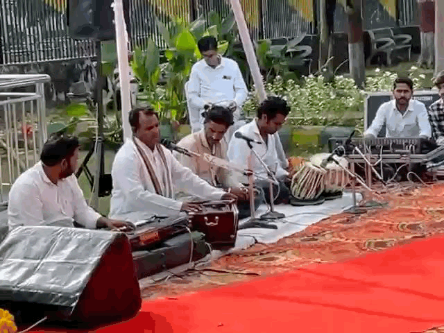 बापू के प्रिय भजन गाते कलाकार