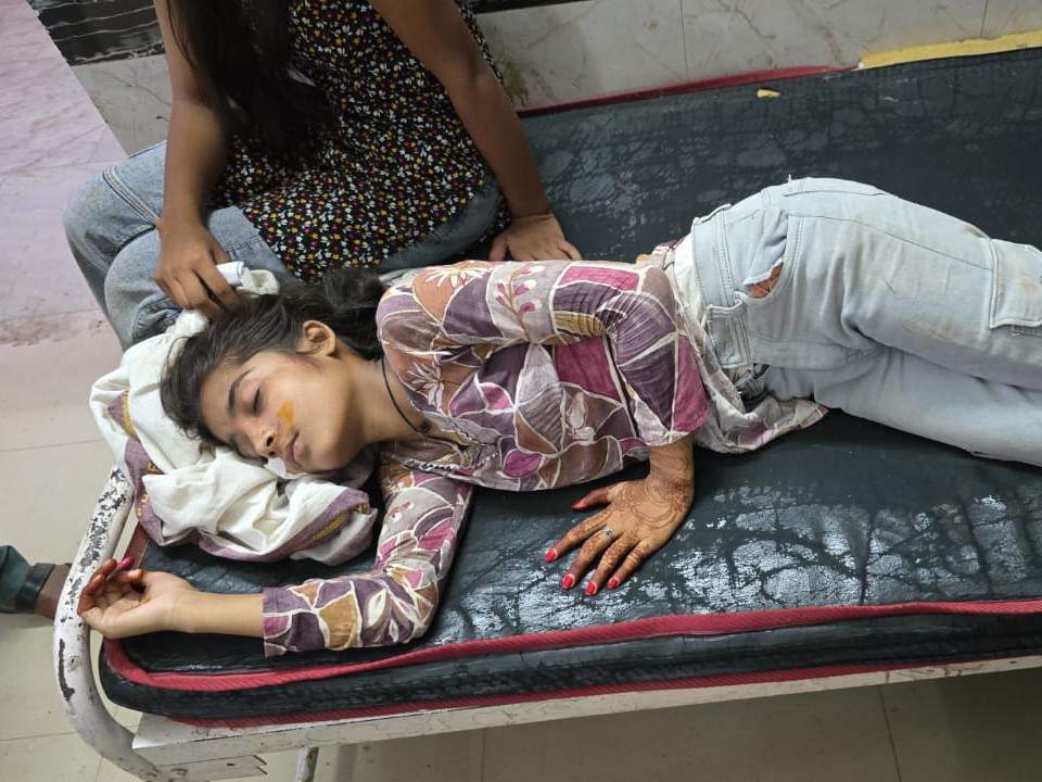गरबा से पैदल जा रही किशोरी को भी टक्कर मारी, घायल।