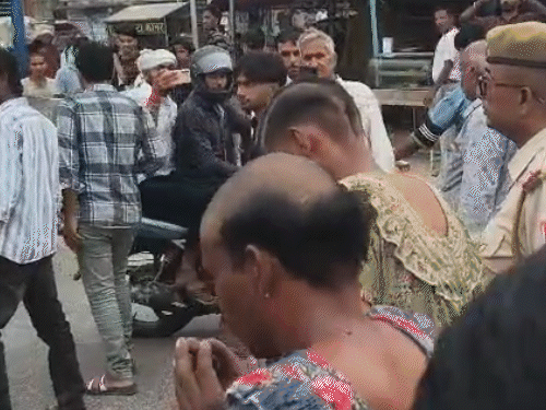 आरोपियों को फांसी देने की मांग को लेकर भीड़ इक्ट्‌ठा हो गई और नारेबाजी की।
