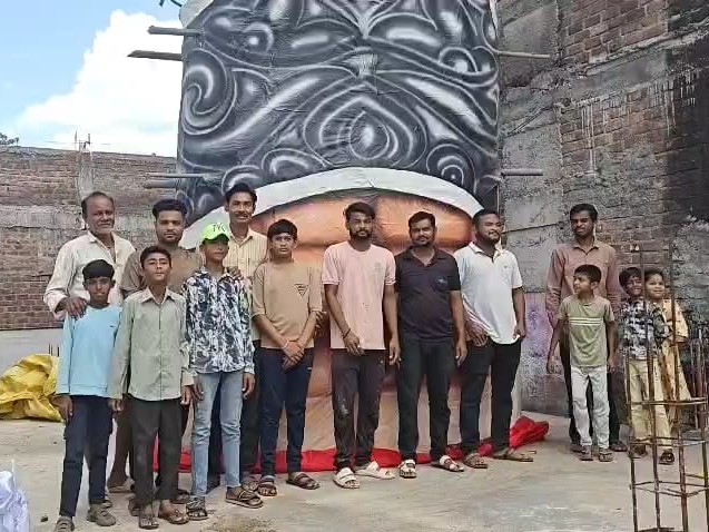 अंजड़ के आर्टिस्ट ग्रुप बनाते हैं दशहरे पर रावण का पुतला।