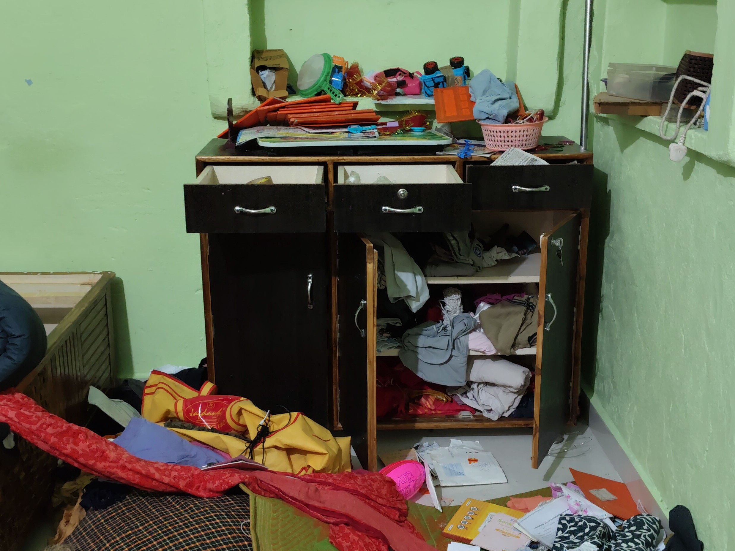 50 lakh rupees stolen from 3 houses in Manendragarh | मनेंद्रगढ़ में 3 घरों से 50 लाख की चोरी: परिवार दुर्गा पंडाल गया था, घर का ताला तोड़कर अंदर घुसे चोर; पैसे-जेवर गायब - Manendragarh-Chirmiri-Bharatpur News 2 पूरा सामान इधर उधर बिखरा पड़ा था।