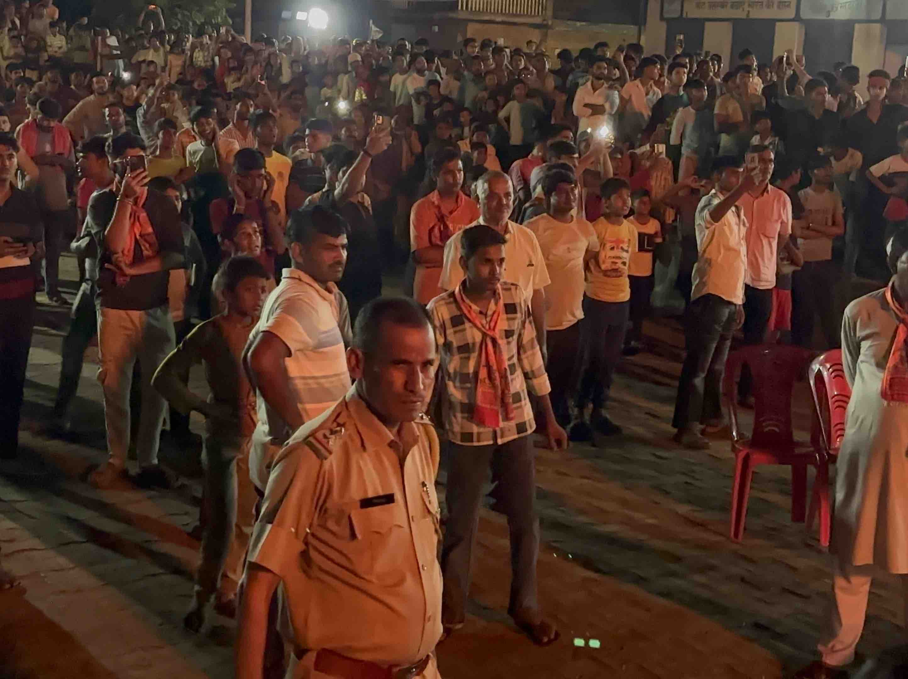 डीग शहर और ग्रामीण क्षेत्रों से आए दर्शकों ने आतिशबाजी का आनंद लिया।
